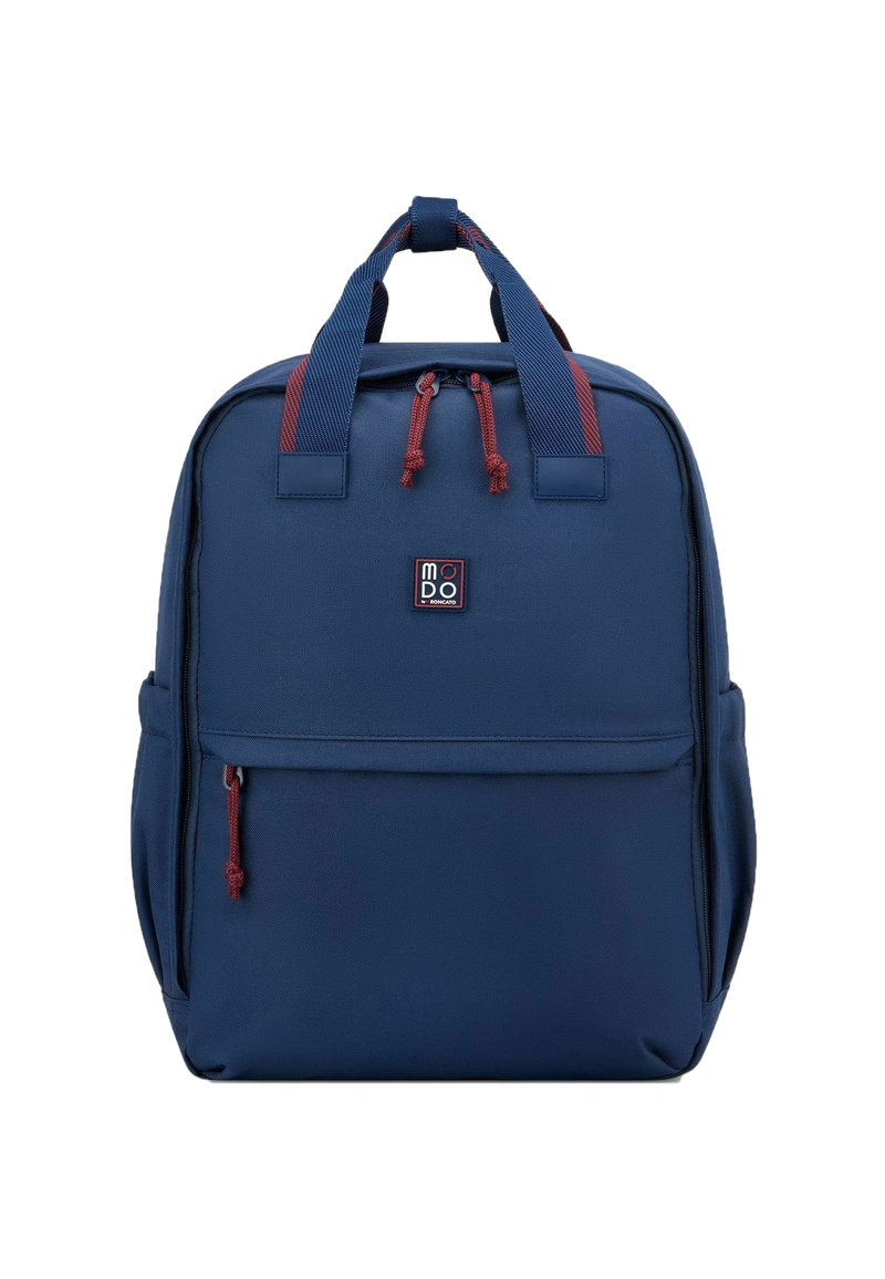 Zaino blu navy realizzato in materiale resistente, con dettagli rossi su cerniere e spallacci, ampio scomparto principale e tasca frontale.