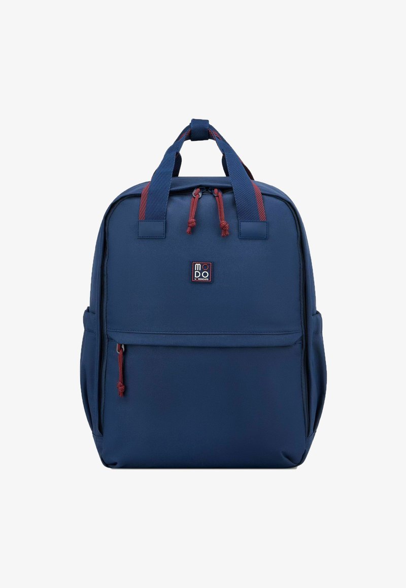 Zaino blu navy realizzato in materiale resistente, con dettagli rossi su cerniere e spallacci, ampio scomparto principale e tasca frontale.