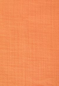 Tela de un vibrante color naranja, que presenta una superficie texturizada con finas líneas tejidas. Tejido suave y ligero, adecuado para diversos usos.