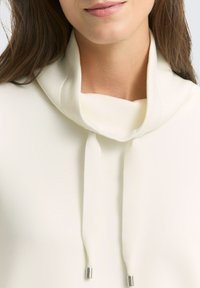 Cowl neck sweatshirt in crèmekleurige stof met een gladde textuur, voorzien van verstelbare trekkoorden met metalen uiteinden.