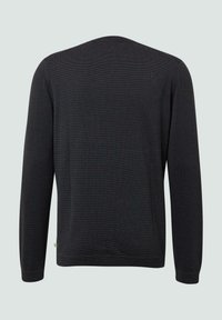 Czarny sweter z długim rękawem wykonany z prążkowanej tkaniny, z okrągłym dekoltem i prostym dołem, z minimalistycznym logo po bokach.