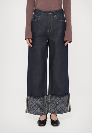 CONTRAST CUFF LEG - Avar lõikega teksad - dark blue denim