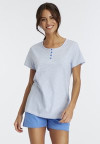 Hellblau gestreifte Schlafanzug-Oberteile mit kurzen Ärmeln und Rundhalsausschnitt, ausgestattet mit fünf blauen Knöpfen auf der Vorderseite. Kombiniert mit einfarbigen blauen Shorts.