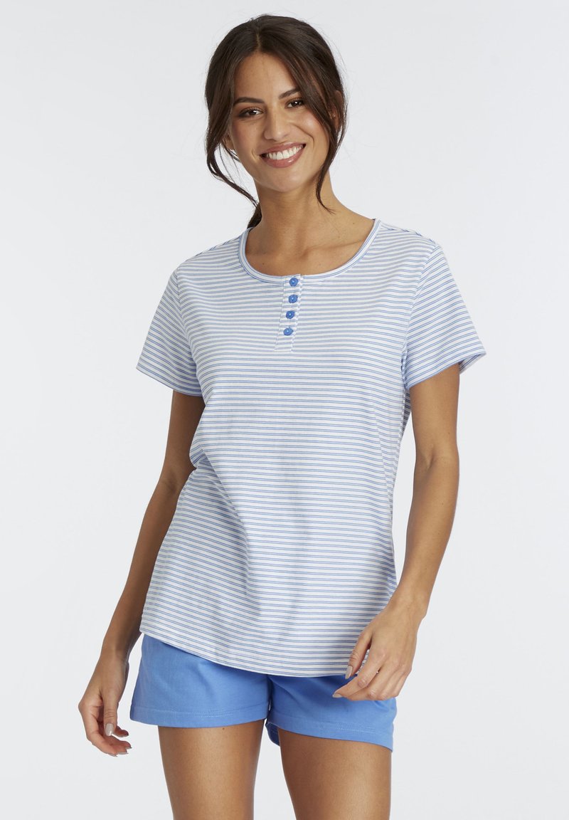 Hellblau gestreifte Schlafanzug-Oberteile mit kurzen Ärmeln und Rundhalsausschnitt, ausgestattet mit fünf blauen Knöpfen auf der Vorderseite. Kombiniert mit einfarbigen blauen Shorts.