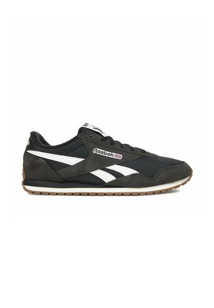 Czarno-szare niskie buty sportowe Reebok z białymi bocznymi paskami, czarnymi sznurowadłami i brązową teksturowaną podeszwą, widoczne z boku.