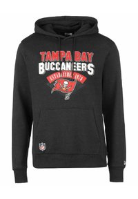 Anthrazitgrauer Hoodie mit "Tampa Bay Buccaneers" Schriftzug in Rot und Weiß, einem Teamlogo auf der Vorderseite und einer Kängurutasche. NFL-Logo am Saum.
