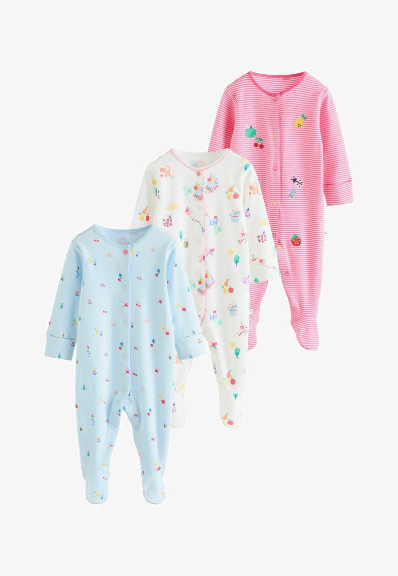 Tre babypyjamas med fötter i blått med små färgglada mönster, vitt med trädgårds- och djurmotiv samt rosa ränder med fruktdesign.