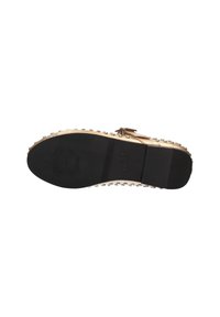 Semelle d'une chaussure plate ornée de pierres dorées avec un talon noir, texture en cuir, et une marque en relief indiquant "Melvin & Hamilton."