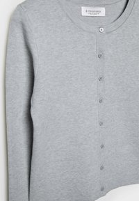 Cardigan en maille gris clair à manches longues avec encolure ronde et une rangée verticale de huit boutons au centre devant.