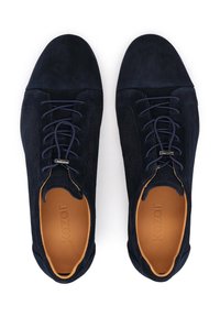 Baskets en daim bleu marine avec un panneau latéral en tissu texturé, un bout rond, des lacets fins et des semelles intérieures beige embossées du mot « kazar ».