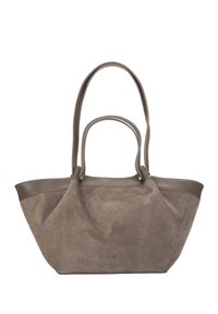 Grijze suède totebag met gladde bruine leren accenten, twee lange handvatten en een ruim ontwerp. Voorzien van goudkleurige hardware.