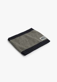 Cuello de lana tejido en gris y azul oscuro. Presenta un borde acanalado, un tejido texturizado y una etiqueta con un logotipo en el lateral.