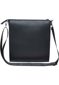 Crna kožna torba preko tijela s teksturiranom površinom, kvadratnog oblika, sa zatvaranjem na zip i podesivim remenom. Sadrži minimalne elemente hardvera.