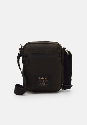 Petit sac bandoulière Barbour vert foncé avec poche avant zippée, bandoulière noire réglable et écusson avec un motif de phare.