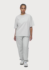 Pegador BRACY - T-shirts - washed sky grey
