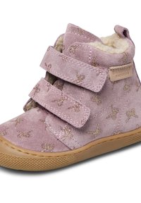 Stivale alla caviglia in suede rosa con motivi a fiocco glitterati, doppie cinghie in Velcro e una suola in gomma testurizzata per la presa. Rivestimento interno morbido visibile.