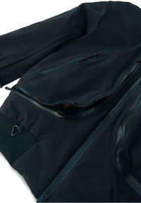 Schwarze Bomberjacke mit glattem Finish, ausgestattet mit mehreren Reißverschlusstaschen und gerippten Bündchen. Strukturelle Akzente verbessern das Design.