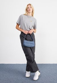 Carhartt WIP CHASE - Lihtne T-särk - grey heather/gold