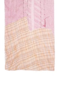 Tkanina prezentująca różowy obszar z jasnymi wzorami, w połączeniu z teksturowaną beżową sekcją z siatką w pomarańczowe i brązowe linie.