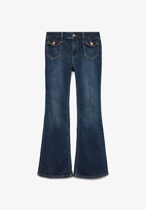 Tummansiniset denimi-housut, joissa on leveä alareuna, napitettava vyötärö, viisi taskua ja näkyvää tikkausta saumoissa.