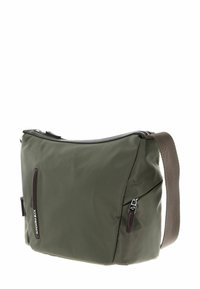 Borsa a spalla in nylon verde con chiusura a zip, dotata di una tasca frontale con zip e tracolla regolabile marrone. Texture liscia, design minimalista.