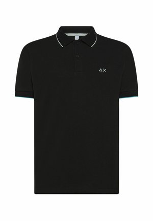 Polo shirt nera in cotone, con colletto, maniche corte, dettagli bianchi e un piccolo logo bianco sul lato sinistro del petto.