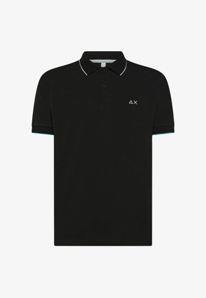 Polo shirt nera in cotone, con colletto, maniche corte, dettagli bianchi e un piccolo logo bianco sul lato sinistro del petto.