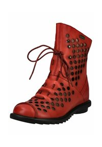 Stivaletto alla caviglia in pelle rossa con motivi a taglio rotondo, lacci frontali e suola in gomma nera.