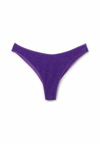 Lila bikiniunderdel med en glittrande yta, minimalistisk design och hög skärning med tunna sidor.