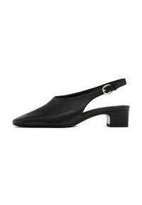 Scarpa slingback in pelle nera con punta affusolata, un piccolo tacco a blocco e un accento di fibbia metallica sulla cinghia regolabile. Texture liscia.