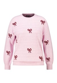 Roze trui met lange mouwen en een ronde hals, versierd met bordeauxrode strikpatronen die gelijkmatig over de voorkant en de mouwen zijn verdeeld. Zacht van textuur.