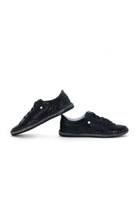 Baskets noires avec une texture tissée, finition brillante, bout rond, design à lacets et coutures blanches contrastantes autour de la semelle.