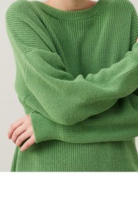 Grüner gestrickter Pullover mit lockerer Passform, weitem geripptem Ausschnitt und langen Ärmeln. Verfügt über einen strukturierten Stoff und tapered Bündchen.