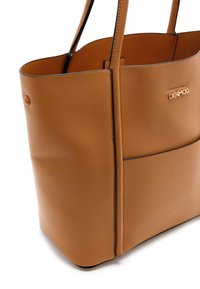 Tan leren tote bag met een gestructureerde afwerking, voorzien van twee handvatten en een gouden logo. Zijvak met contrasterende zwarte rand.