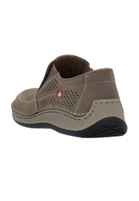 Szare skórzane buty z perforowanym wzorem, przeszywaniem i gumową podeszwą z falistym wzorem. Styl wsuwany z wyściełanym kołnierzem.