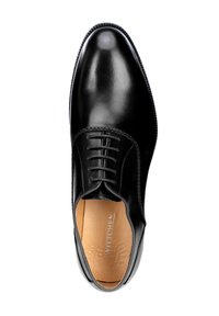 Chaussure habillée en cuir noir avec une finition lustrée. Elle possède un bout arrondi et six œillets pour les lacets. La doublure intérieure est beige, avec un logo.