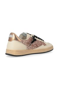 Sneaker beige con accenti glitterati in rosé oro, lacci neri e suola in gomma testurizzata. Presenta una finitura in pelle liscia e un colletto imbottito.