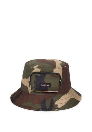 Taktischer Bucket Hat aus strapazierfähigem Stoff, mit einer schwarzen Reißverschluss-Tasche und einem Eastpak-Label auf der Vorderseite, sowie einem breiten, abgerundeten Schirm.