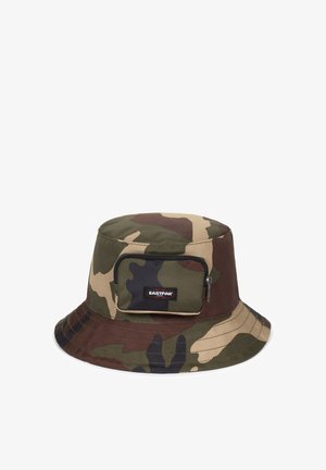 Chapeau seau camouflage en tissu durable, avec une poche zippée noire et une étiquette Eastpak à l'avant, doté d'un large bord arrondi.