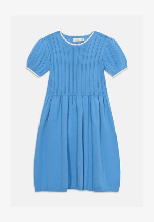 Blauwe korte mouw gebreide jurk met verticale opengewerkte strepen op het lijfje, een geplooide taille en witte gezoomde rand aan de halslijn en mouwen.