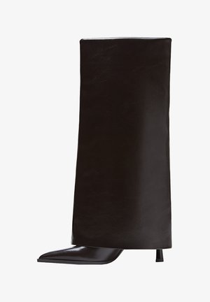 Schwarzer Knöchelstiefel mit einem hohen, strukturierten Schaft, aus glattem Leder hergestellt. Verfügt über eine spitz zulaufende Zehenpartie und einen schlanken, niedrigen Absatz.