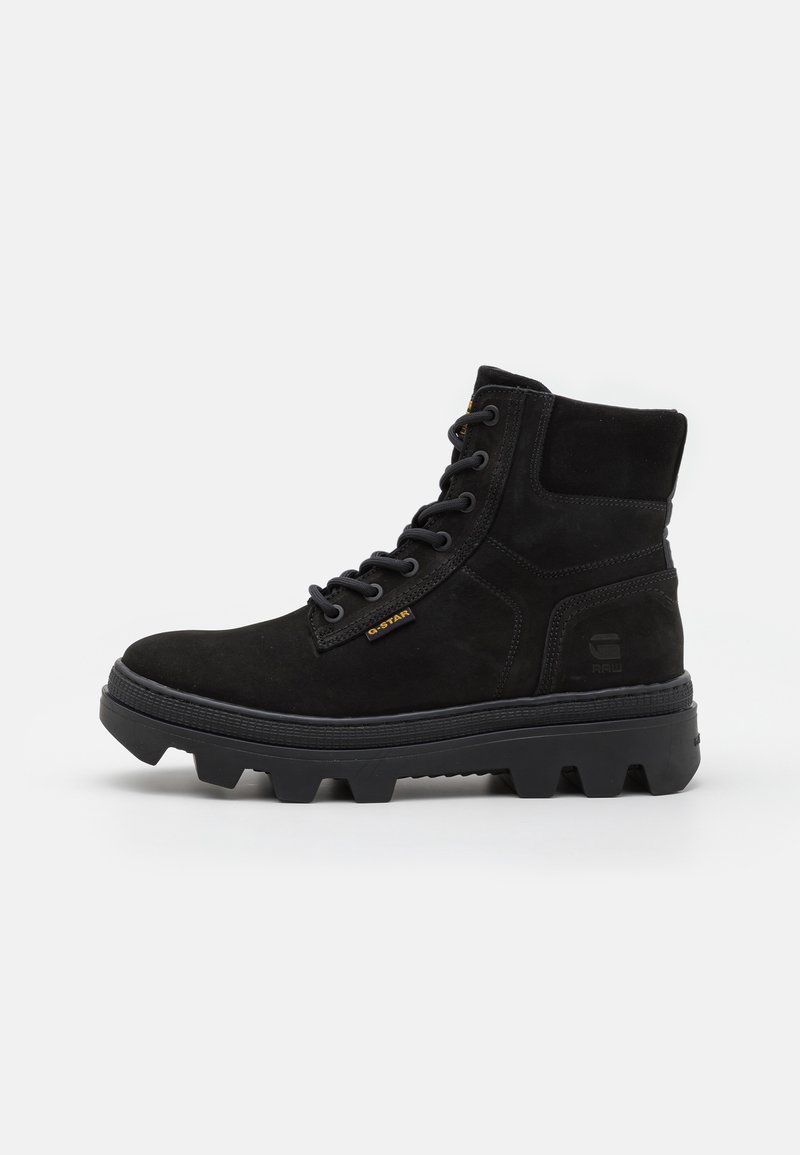 Bottine noire à lacets avec semelle épaisse à crampons, col rembourré et logo G-Star sur le côté et la languette.