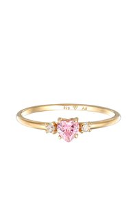 Aranyozott gyűrű, középen szív alakú rózsaszín drágakővel, két kisebb tiszta kővel flankálva, sima sáv kialakítással.