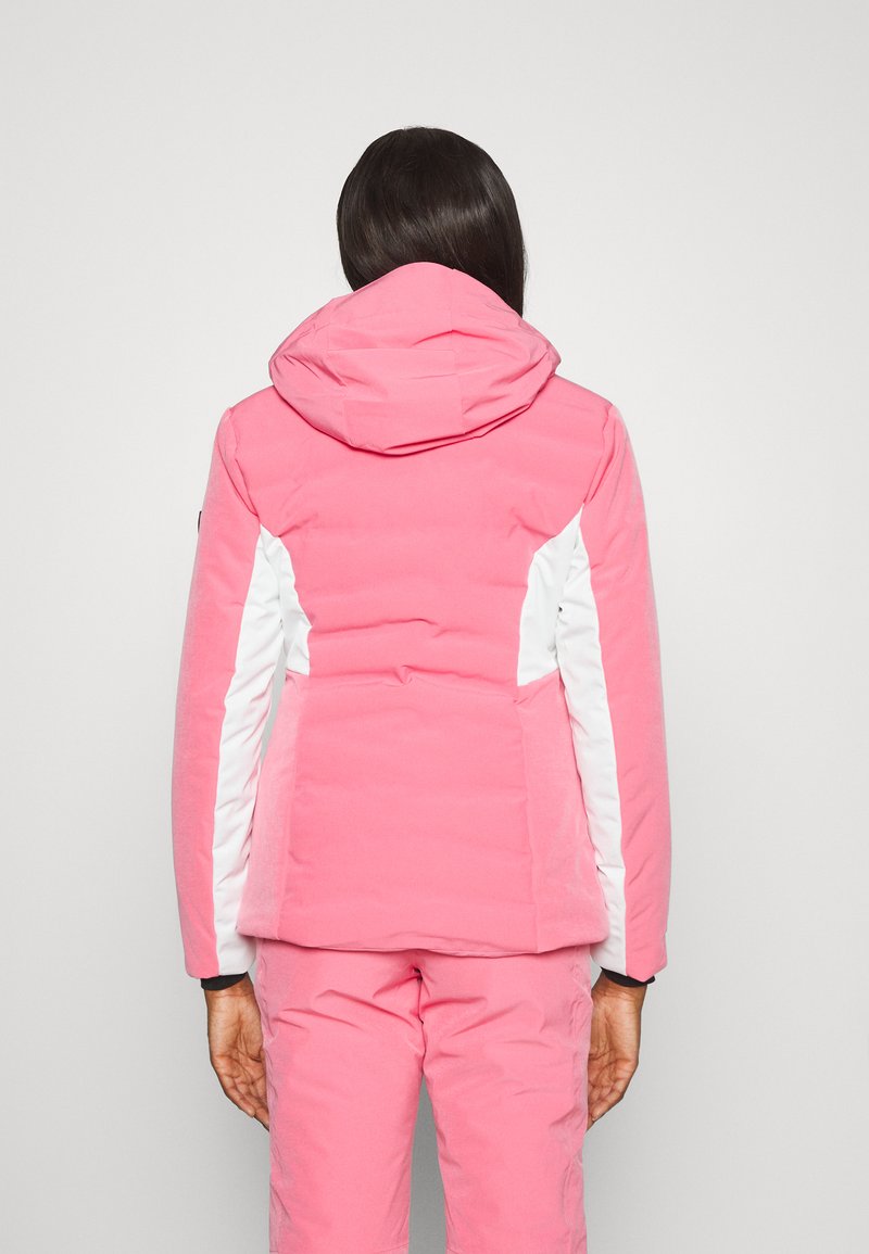 Roze dikke jas met een grote capuchon, met witte zijkanten en een gewatteerde textuur. Glad materiaal en een iets getailleerde snit.