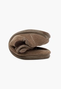 Zapatilla de casa marrón, con un exterior de suave ante, diseño plegado y suela de goma texturizada para mayor agarre. Costuras visibles en la parte superior.