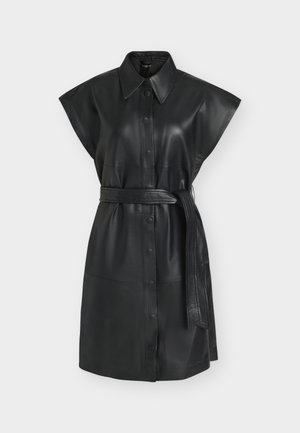 Zwarte mouwloze jurk van kunstleer met puntkraag, knoopsluiting aan de voorkant en bijpassende riem gestrikt in de taille.