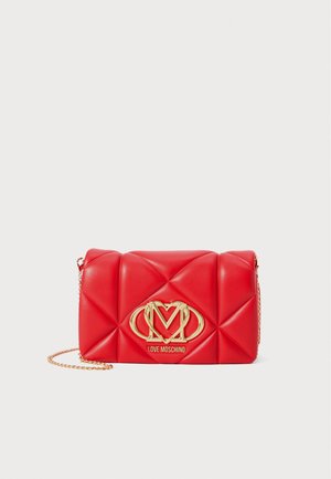 Rød faux skinn crossbody-veske med kviltet design, gullhardware og en fremtredende logo. Har en kjede-stropp.