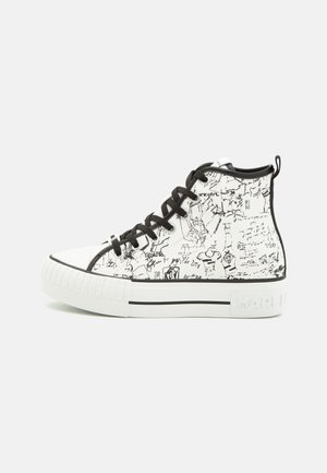 Baskets montantes blanches avec lacets noirs, motifs abstraits noirs en croquis et une semelle blanche épaisse avec embossage de la marque sur le côté.