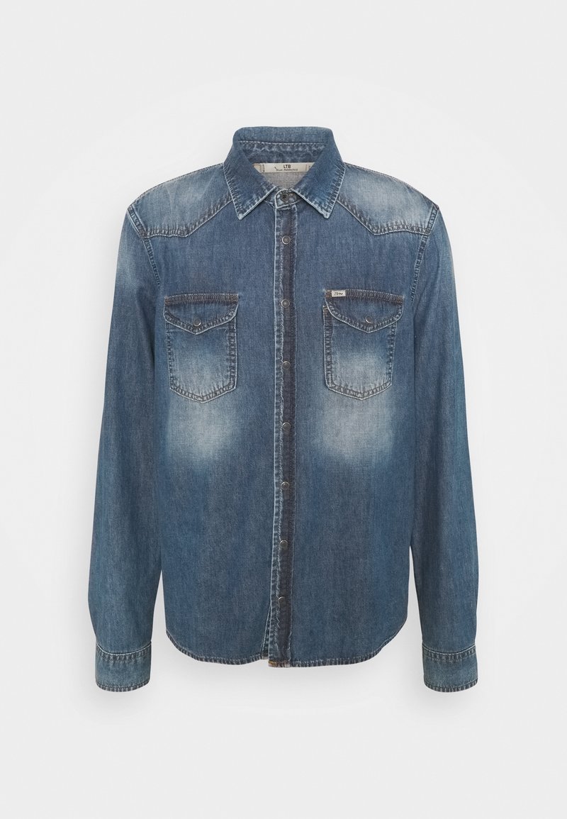 Camicia di jeans di un blu scuro con una finitura sbiadita, caratterizzata da una chiusura con bottoni sul davanti, due tasche sul petto e maniche lunghe con polsini abbottonati.