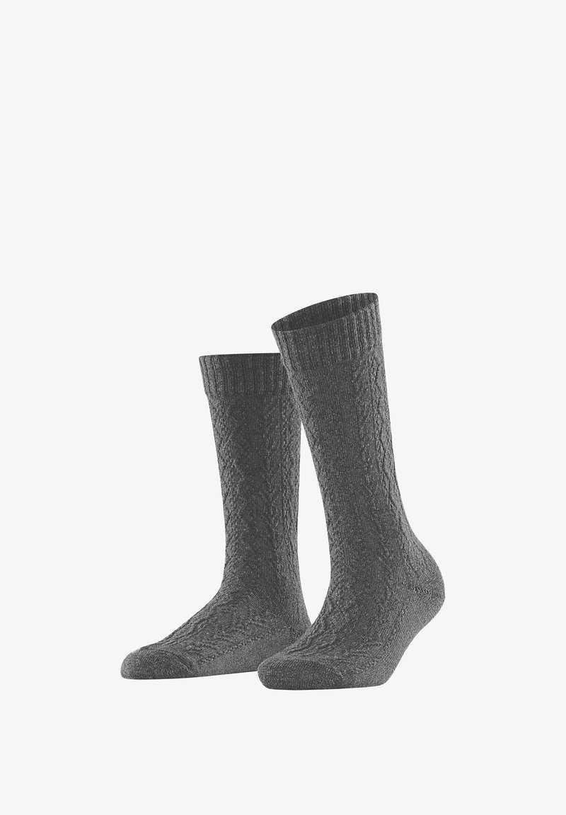 Grau gestrickte Socken mit einem strukturierten Rautenmuster, gerippten Bündchen und verstärkten Fersen. Sie sind knielang und aus warmem Stoff gefertigt.